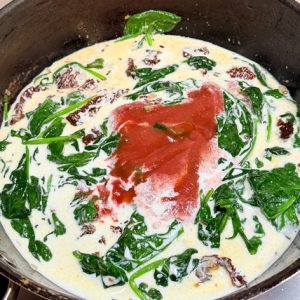 Spaghete cu pui, spanac și roșii uscate