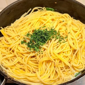 Spaghete cu pui, spanac și roșii uscate