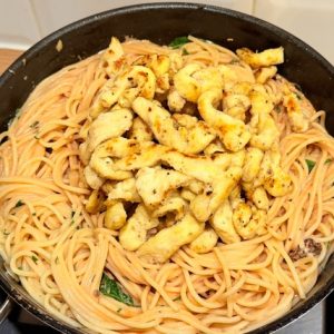 Spaghete cu pui, spanac și roșii uscate