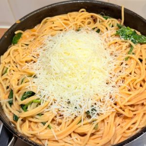 Spaghete cu pui, spanac și roșii uscate