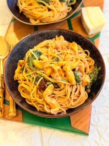 Spaghete cu pui, spanac și roșii uscate