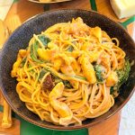 Spaghete cu pui, spanac și roșii uscate