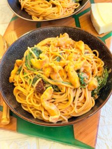 Spaghete cu pui, spanac și roșii uscate