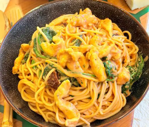 Spaghete cu pui, spanac și roșii uscate