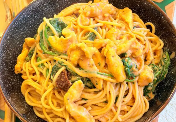 Spaghete cu pui, spanac și roșii uscate