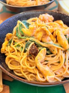 Spaghete cu pui, spanac și roșii uscate