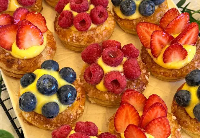 Foietaje cu fructe și cremă de vanilie