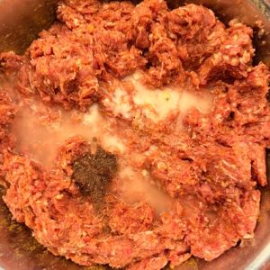 Pastă de mici - Mici de porc cu vitǎ - Mititei făcuți în casă
