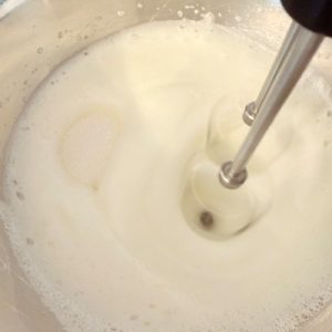 Chec marmorat pufos cu vanilie și cacao – Rețetă simplă și aspect spectaculos 