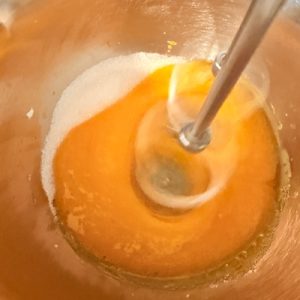 Chec marmorat pufos cu vanilie și cacao – Rețetă simplă și aspect spectaculos 