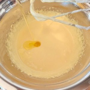 Chec marmorat pufos cu vanilie și cacao – Rețetă simplă și aspect spectaculos 