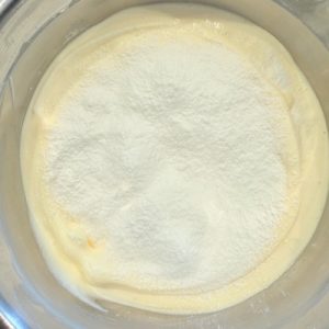 Chec marmorat pufos cu vanilie și cacao – Rețetă simplă și aspect spectaculos 