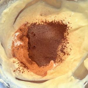 Chec marmorat pufos cu vanilie și cacao – Rețetă simplă și aspect spectaculos 