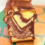Chec marmorat pufos cu vanilie și cacao – Rețetă simplă și aspect spectaculos