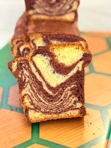 Chec marmorat pufos cu vanilie și cacao – Rețetă simplă și aspect spectaculos 