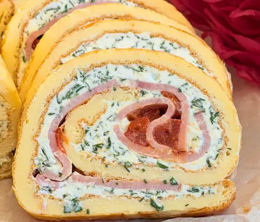 Ruladă aperitiv cu șuncă și cremă de brânză