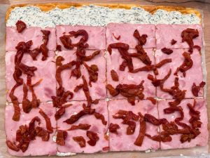 Ruladă aperitiv cu șuncă și cremă de brânză