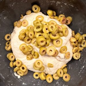 Baghete crocante cu măsline  verzi - Rețetă artizanală cu gust mediteranean