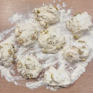 Baghete crocante cu măsline  verzi - Rețetă artizanală cu gust mediteranean