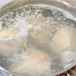 Tort pentru căței cu orez, piept de pui, morcovi și dovlecei – rețetă sănătoasă și gustoasă pentru câini