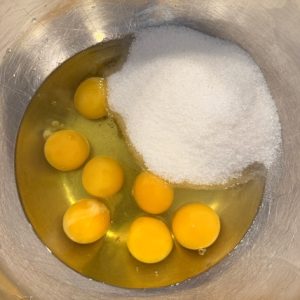 Rol doboș - Foi fragede și pufoase din pandișpan cu cremă de ciocolată