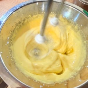 Doboș cu vișine - Foi pufoase de pandișpan cu cremă de ciocolată și vișine