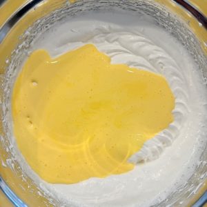 Doboș cu vișine - Foi pufoase de pandișpan cu cremă de ciocolată și vișine