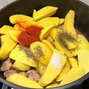 Mâncare de cartofi cu carne de porc - Tocănița de cartofi cu carne de porc 