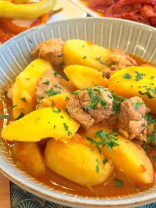 Mâncare de cartofi cu carne de porc - Tocănița de cartofi cu carne de porc 