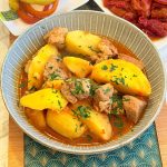Mâncare de cartofi cu carne de porc - Tocănița de cartofi cu carne de porc