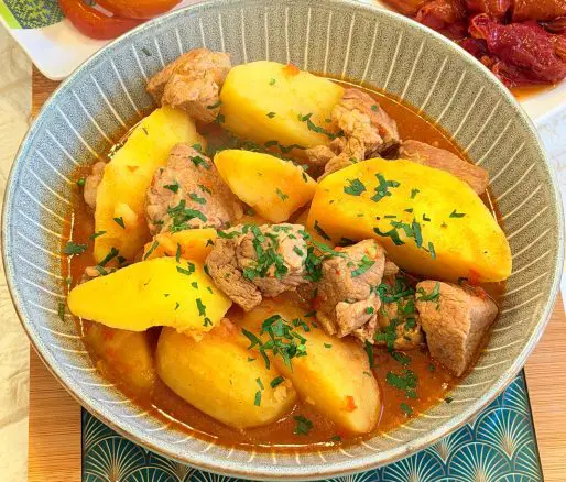 Mâncare de cartofi cu carne de porc - Tocănița de cartofi cu carne de porc