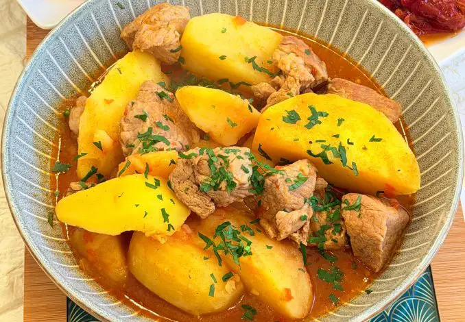 Mâncare de cartofi cu carne de porc - Tocănița de cartofi cu carne de porc