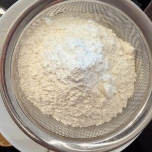 Pandișpan cu vișine și cremă de mascarpone cu vișine