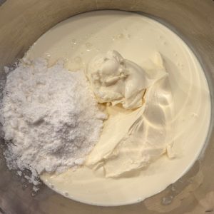 Pandișpan cu vișine și cremă de mascarpone cu vișine