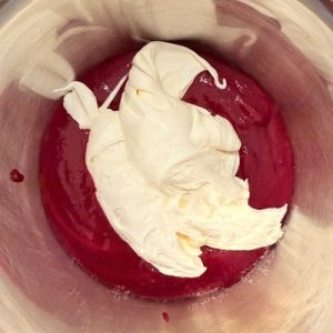 Pandișpan cu vișine și cremă de mascarpone cu vișine