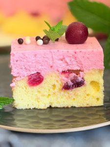 Pandișpan cu vișine și cremă de mascarpone cu vișine