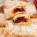Foietaje rapide cu brânză și vișine