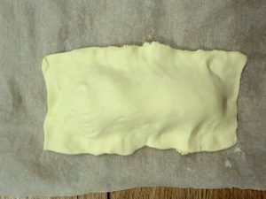 Foietaje rapide cu brânză și vișine