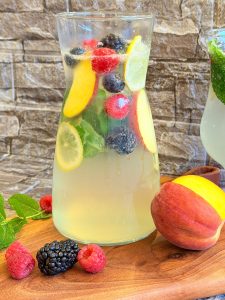 Cocktail cu fructe și castraveți