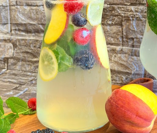 Cocktail cu fructe și castraveți