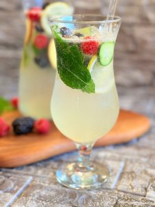 Cocktail cu fructe și castraveți