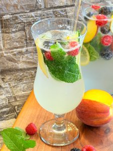 Cocktail cu fructe și castraveți
