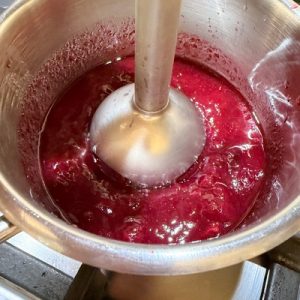 Desert la pahar cu cireșe și mousse de iaurt