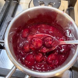 Desert la pahar cu cireșe și mousse de iaurt