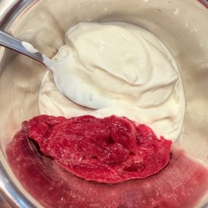 Desert la pahar cu cireșe și mousse de iaurt