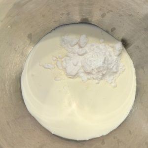 Desert la pahar cu cireșe și mousse de iaurt