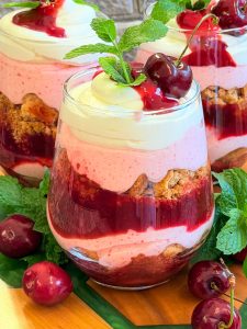 Desert la pahar cu cireșe și mousse de iaurt