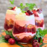 Desert la pahar cu cireșe și mousse de iaurt