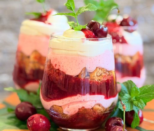 Desert la pahar cu cireșe și mousse de iaurt