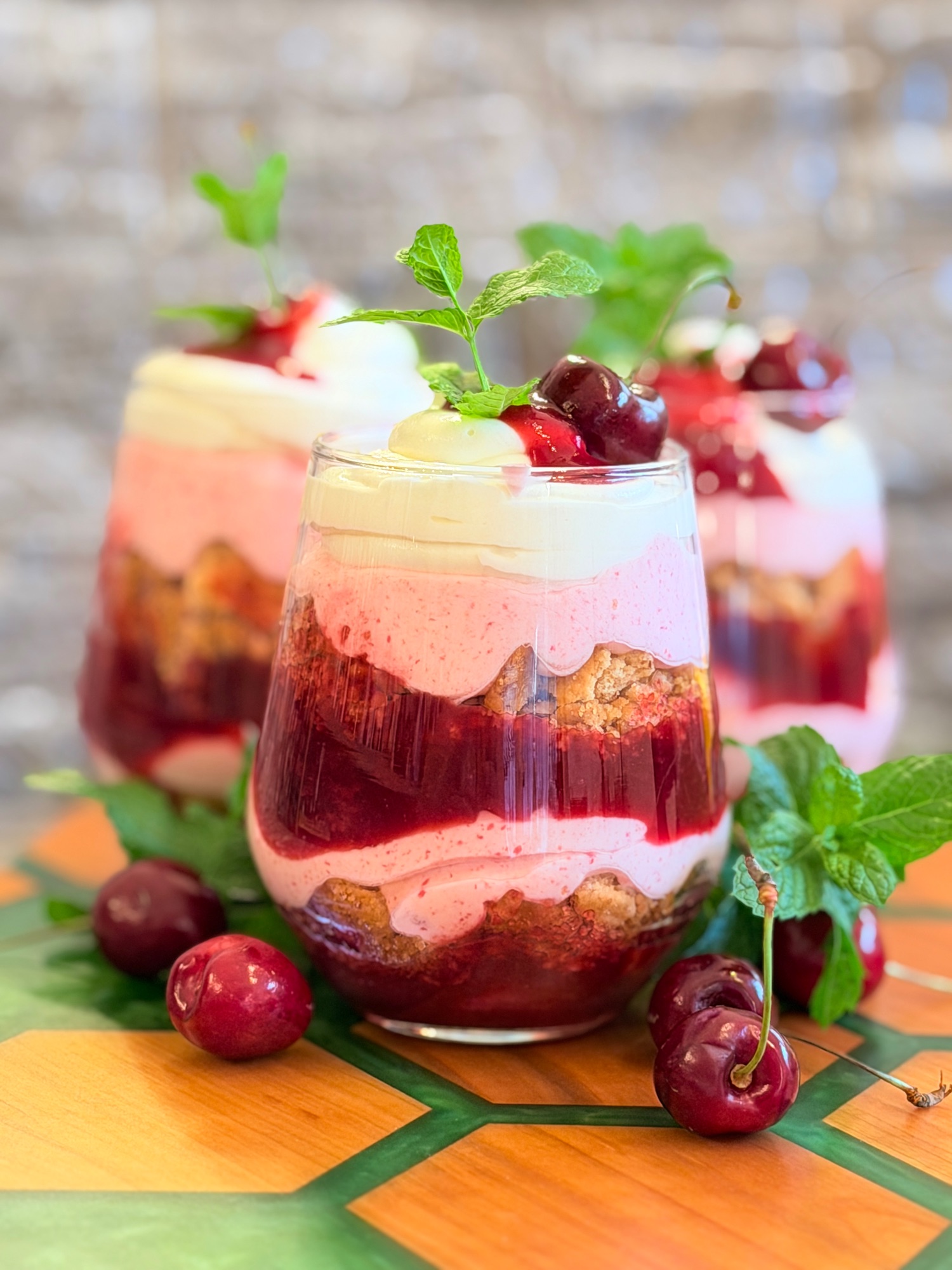 Desert la pahar cu cireșe și mousse de iaurt